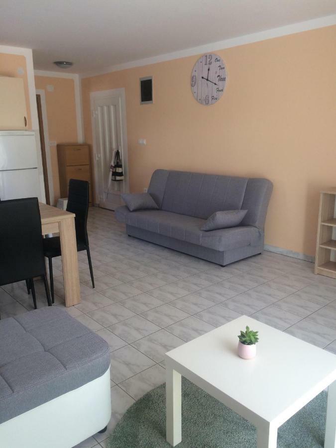 Obiteljski Apartman Filip U Blizini Plaze Za Djecu Palit エクステリア 写真
