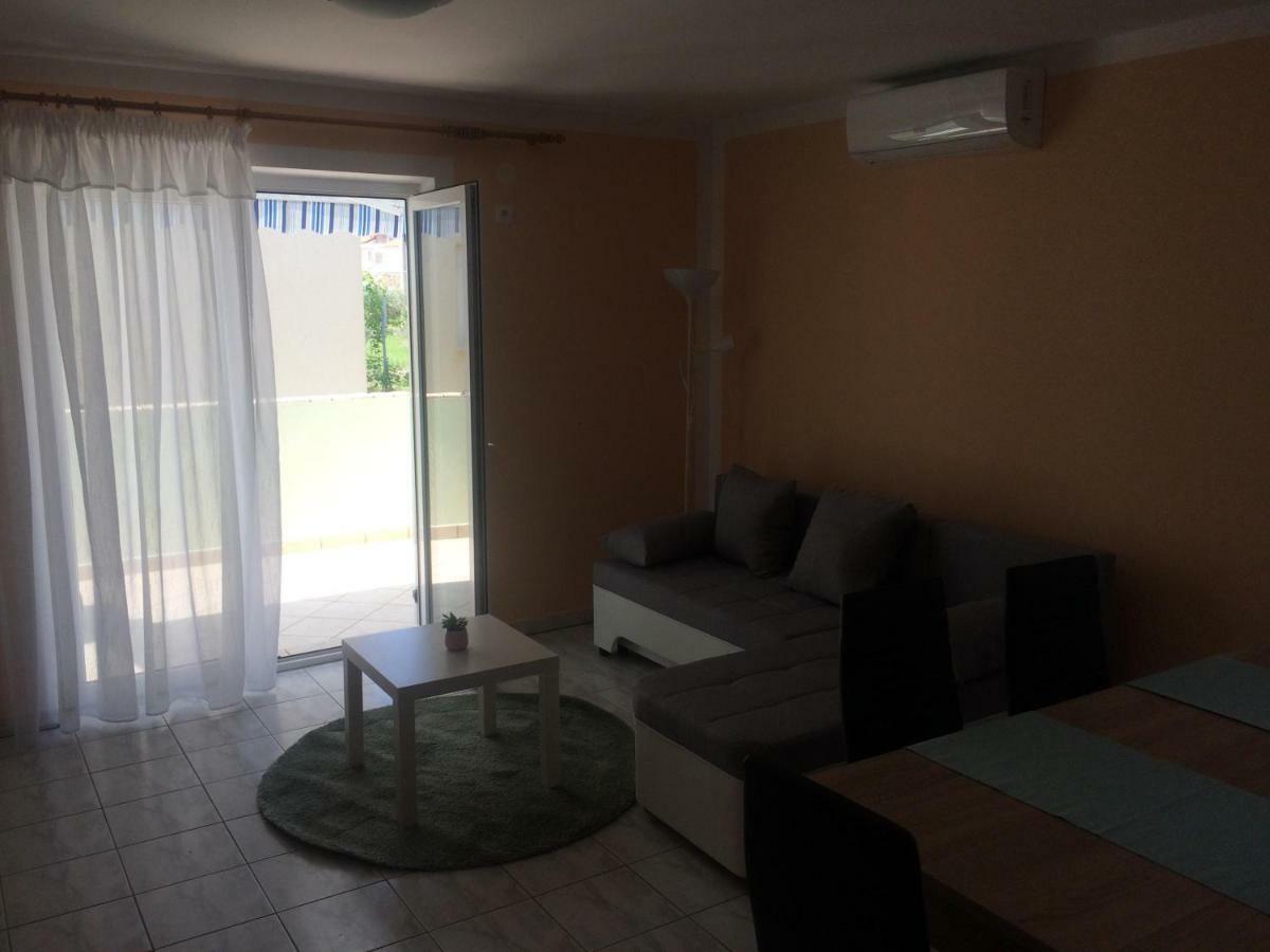 Obiteljski Apartman Filip U Blizini Plaze Za Djecu Palit エクステリア 写真